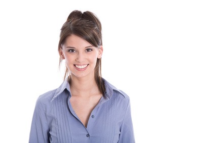 Gesicht einer schönen jungen lachenden Frau mit weißen Zähnen